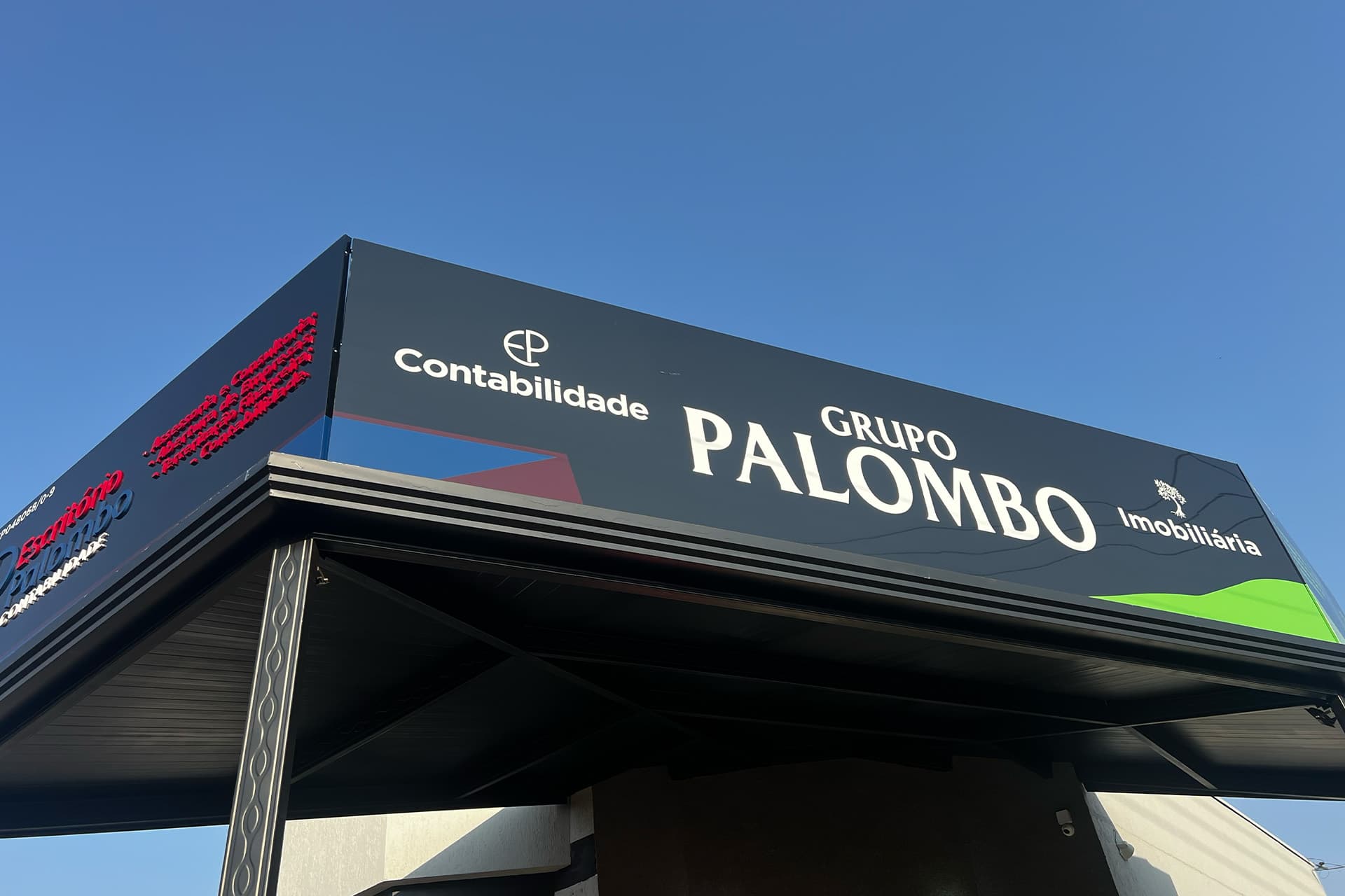 Sinalização do Grupo Palombo na fachada da sede em Araraquara