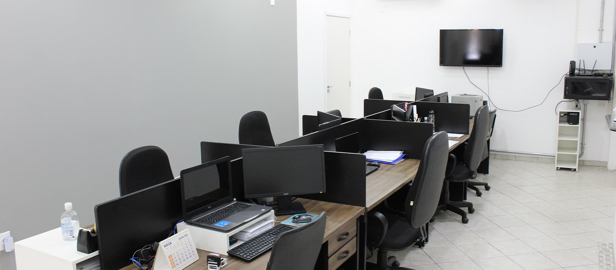 Sala de trabalho do Escritório Palombo, com estações de atendimento